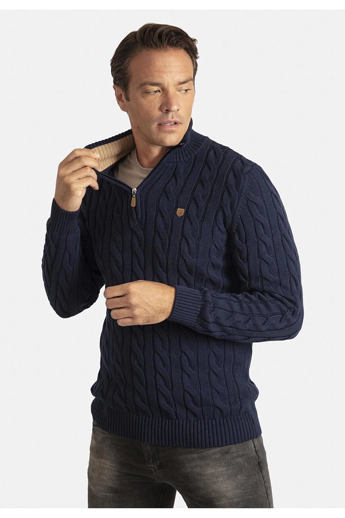 Detailed Men's Half Zipper Sweater