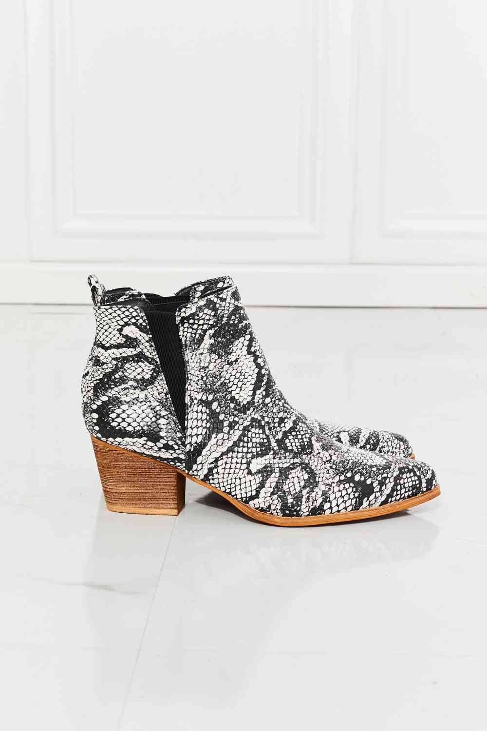 MMShoes Back At It Point Toe Bootie in Snakeskin